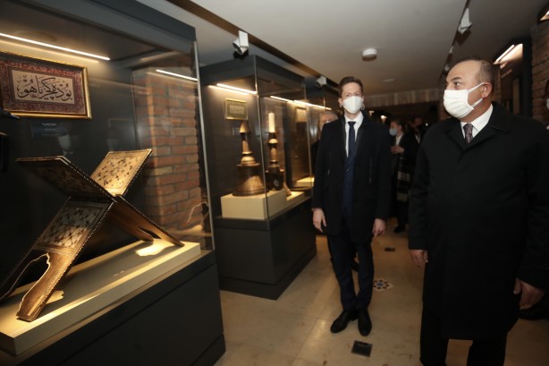 Foto - Bakan Çavuşoğlu, Macaristan'da Gül Baba Türbesi'ni ziyaret etti