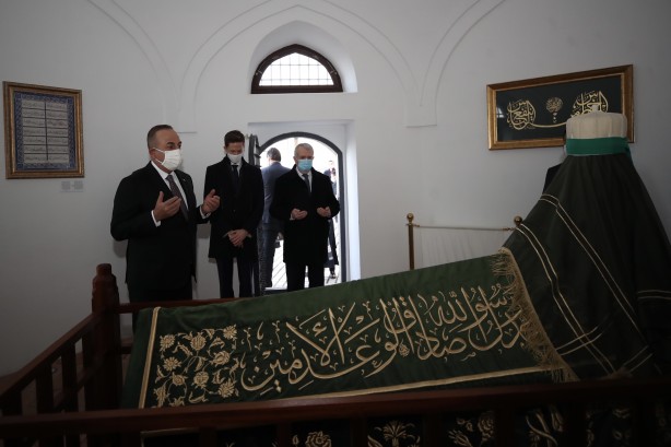 Foto - Bakan Çavuşoğlu, Macaristan'da Gül Baba Türbesi'ni ziyaret etti