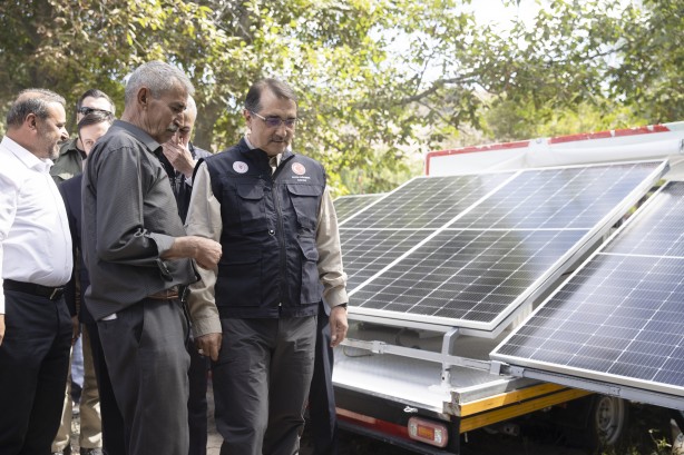 Foto - Bakan Dönmez, çiftçiye elektrik sağlayacak MOBİTEM'i inceledi