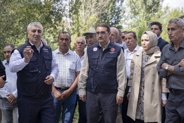 Foto - Bakan Dönmez, çiftçiye elektrik sağlayacak MOBİTEM'i inceledi