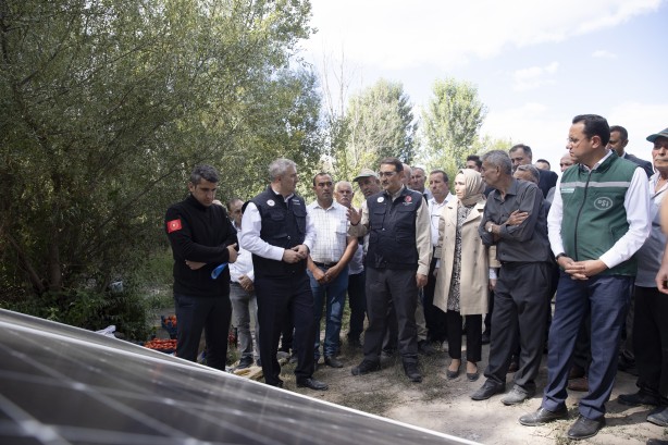 Foto - Bakan Dönmez, çiftçiye elektrik sağlayacak MOBİTEM'i inceledi
