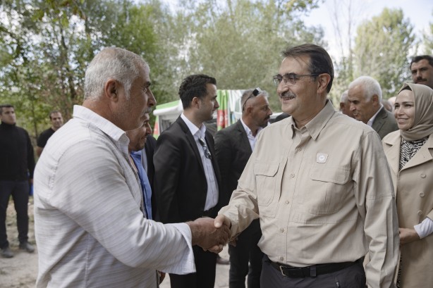 Bakan Dönmez, çiftçiye elektrik sağlayacak MOBİTEM'i inceledi