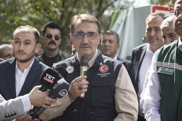 Foto - Bakan Dönmez, çiftçiye elektrik sağlayacak MOBİTEM'i inceledi