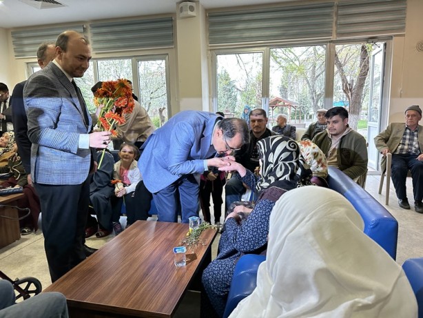 Foto - Bakan Dönmez, huzurevi ve hastanede vatandaşlarla bayramlaştı