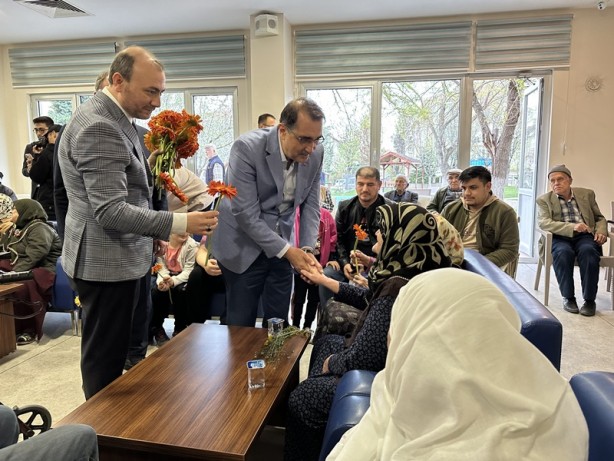 Foto - Bakan Dönmez, huzurevi ve hastanede vatandaşlarla bayramlaştı