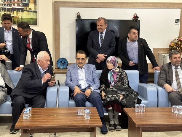 Foto - Bakan Dönmez, huzurevi ve hastanede vatandaşlarla bayramlaştı