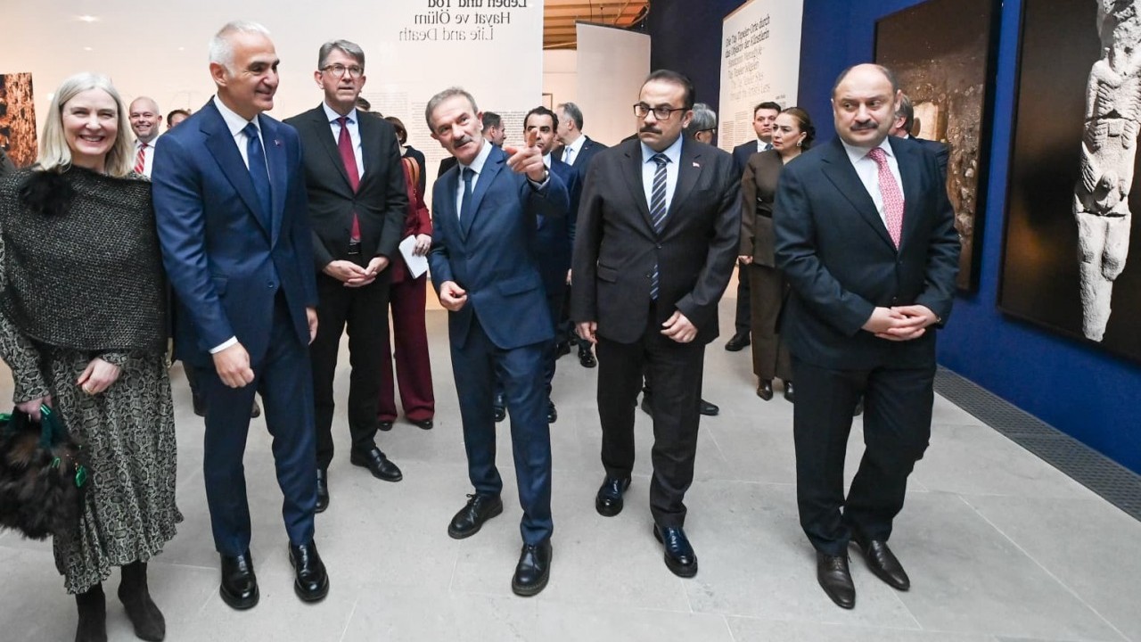 Bakan Ersoy 12 bin yıllık tarihi Avrupa'nın kalbine taşıdı