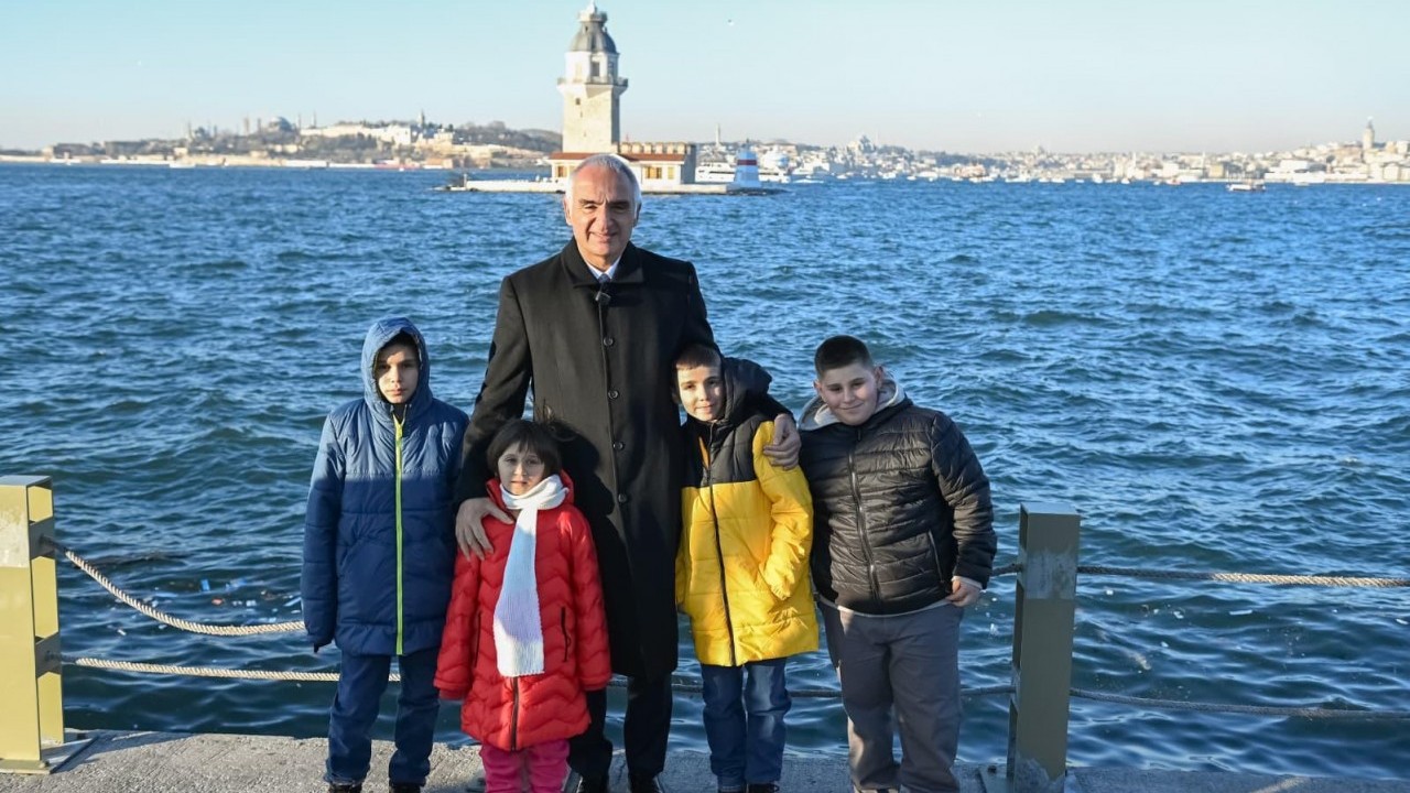 Bakan Ersoy, Sivas’ta çocukların kardan kız kulesi yaptığını gördü; İstanbul’a davet edip gerçeğini gezdirdi 