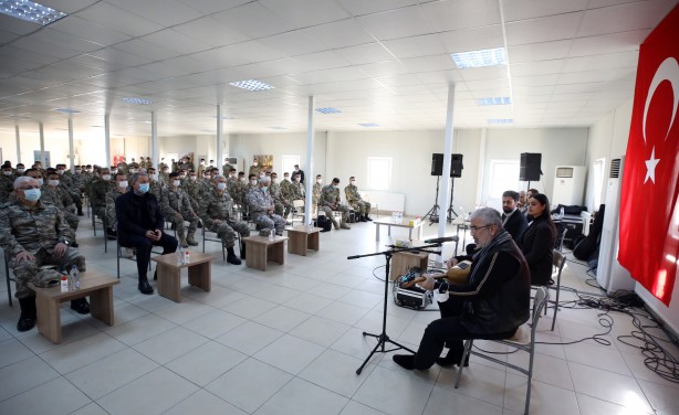 Foto - Bakan Hulusi Akar davet etti! Sanatçılardan Mehmetçik'e mini konser