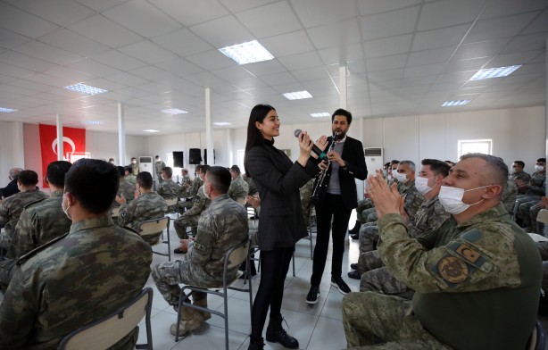 Foto - Bakan Hulusi Akar davet etti! Sanatçılardan Mehmetçik'e mini konser
