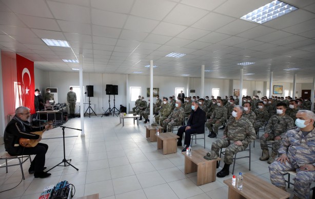 Foto - Bakan Hulusi Akar davet etti! Sanatçılardan Mehmetçik'e mini konser