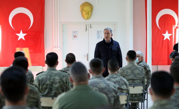 Bakan Hulusi Akar davet etti! Sanatçılardan Mehmetçik'e mini konser