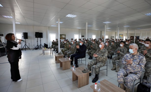 Foto - Bakan Hulusi Akar davet etti! Sanatçılardan Mehmetçik'e mini konser
