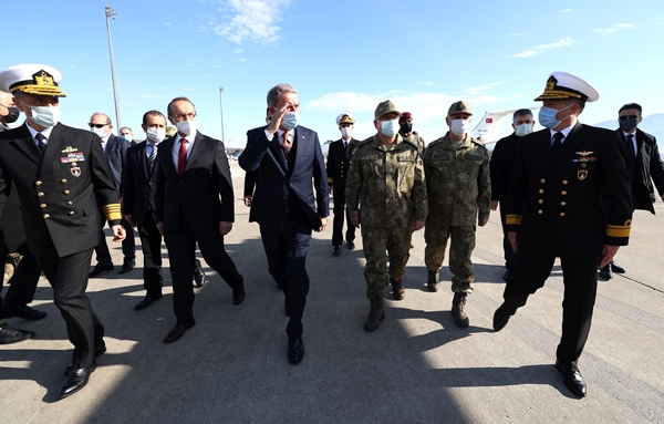 Foto - Bakan Hulusi Akar Deniz Kuvvetlerinin yeni uçağında inceleme yaptı