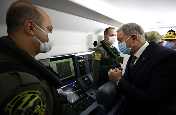 Bakan Hulusi Akar Deniz Kuvvetlerinin yeni uçağında inceleme yaptı