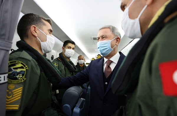Foto - Bakan Hulusi Akar Deniz Kuvvetlerinin yeni uçağında inceleme yaptı