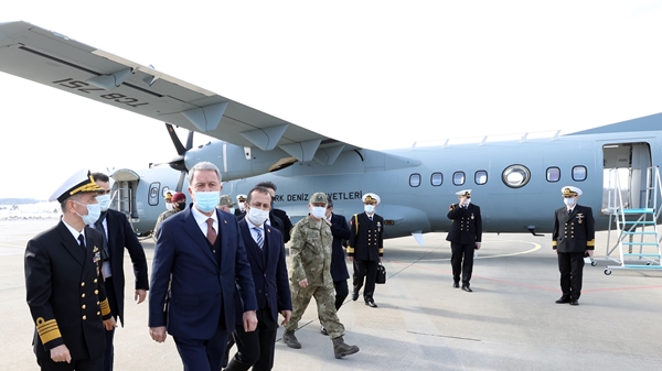 Foto - Bakan Hulusi Akar Deniz Kuvvetlerinin yeni uçağında inceleme yaptı