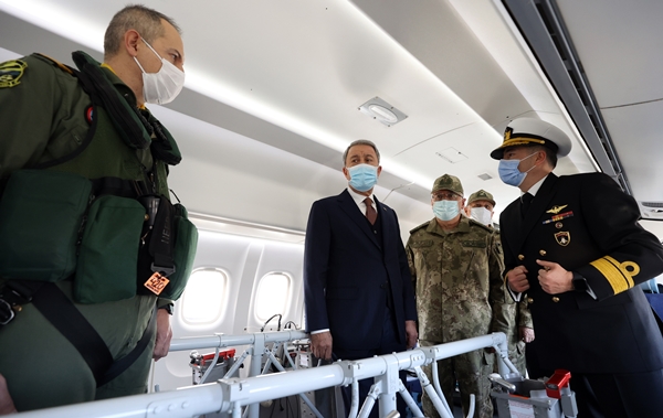 Foto - Bakan Hulusi Akar Deniz Kuvvetlerinin yeni uçağında inceleme yaptı