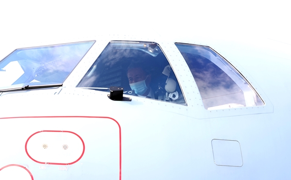 Foto - Bakan Hulusi Akar Deniz Kuvvetlerinin yeni uçağında inceleme yaptı