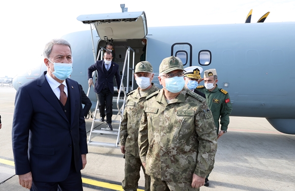 Foto - Bakan Hulusi Akar Deniz Kuvvetlerinin yeni uçağında inceleme yaptı