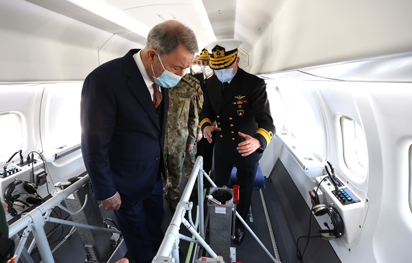 Foto - Bakan Hulusi Akar Deniz Kuvvetlerinin yeni uçağında inceleme yaptı