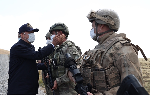 Foto - Bakan Hulusi Akar sınır hattında! Bizzat inceledi