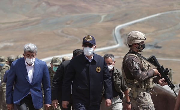 Bakan Hulusi Akar sınır hattında! Bizzat inceledi