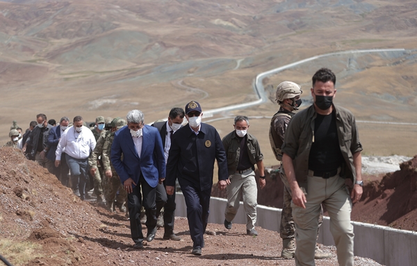 Foto - Bakan Hulusi Akar sınır hattında! Bizzat inceledi