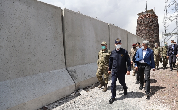 Foto - Bakan Hulusi Akar sınır hattında! Bizzat inceledi