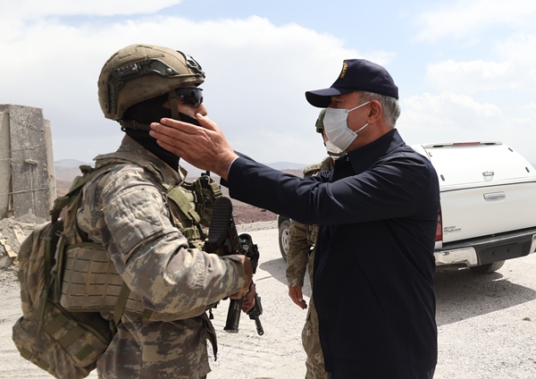 Foto - Bakan Hulusi Akar sınır hattında! Bizzat inceledi