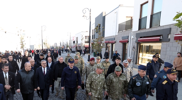 Bakan Hulusi Akar ve TSK komuta kademesi Diyarbakır sokaklarında