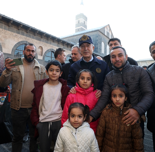Foto - Bakan Hulusi Akar ve TSK komuta kademesi Diyarbakır sokaklarında