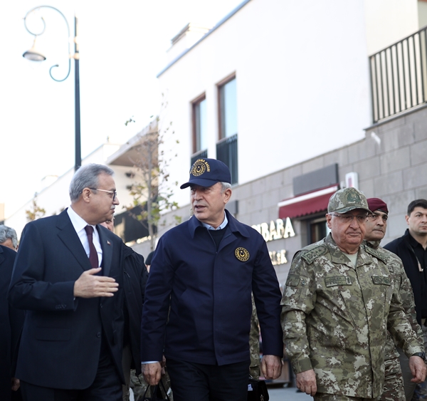 Foto - Bakan Hulusi Akar ve TSK komuta kademesi Diyarbakır sokaklarında
