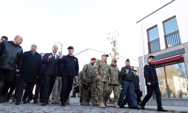 Foto - Bakan Hulusi Akar ve TSK komuta kademesi Diyarbakır sokaklarında