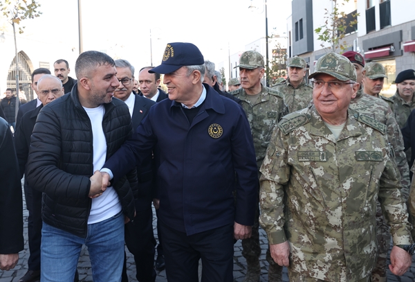 Foto - Bakan Hulusi Akar ve TSK komuta kademesi Diyarbakır sokaklarında