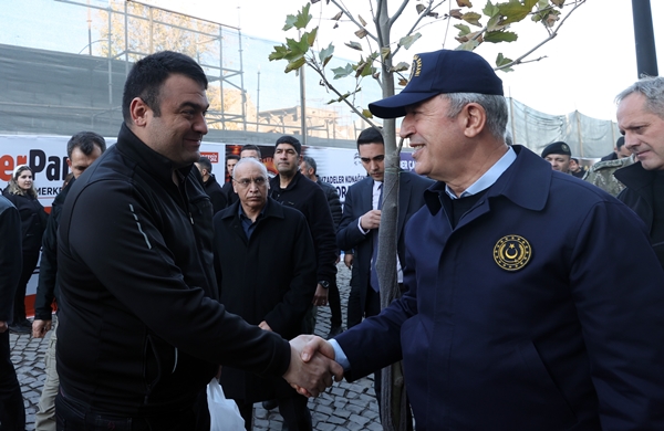 Foto - Bakan Hulusi Akar ve TSK komuta kademesi Diyarbakır sokaklarında