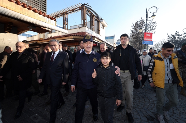 Foto - Bakan Hulusi Akar ve TSK komuta kademesi Diyarbakır sokaklarında