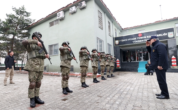 Foto - Bakan Hulusi Akar'dan sınır hattında inceleme