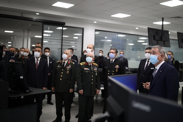 Foto - Bakan Hulusi Akar'dan tam isabet