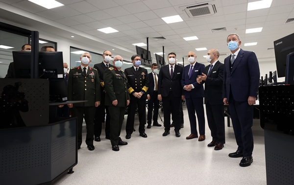 Foto - Bakan Hulusi Akar'dan tam isabet