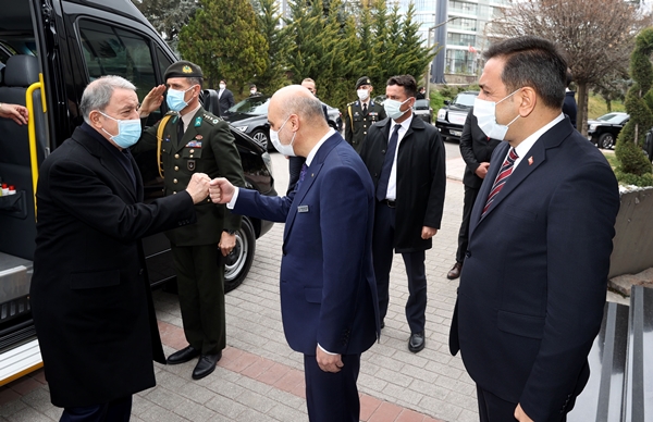 Bakan Hulusi Akar'dan tam isabet