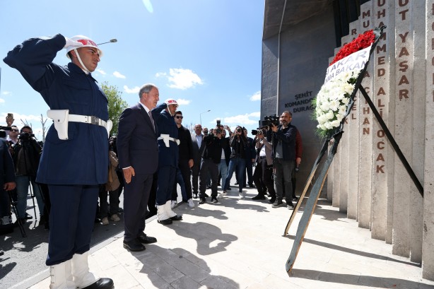 Foto - Bakan Hulusi Akar'dan "terörle mücadele" mesajı