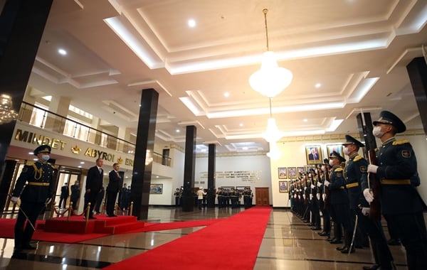Bakan Hulusi Akar'ı böyle karşıladılar: Ana vatandan ata vatana hoşgeldiniz