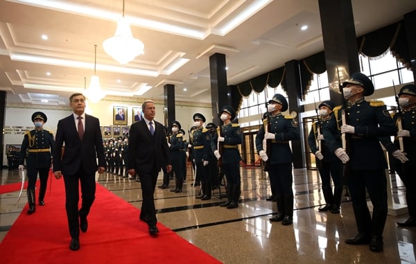 Foto - Bakan Hulusi Akar'ı böyle karşıladılar: Ana vatandan ata vatana hoşgeldiniz