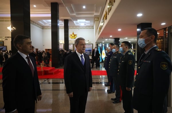Foto - Bakan Hulusi Akar'ı böyle karşıladılar: Ana vatandan ata vatana hoşgeldiniz