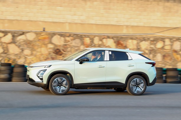 Bakan Kacır’dan Chery’nin elektrikli modeli OMODA E5’e tam not! Beraberindeki heyet ile birlikte test etti!