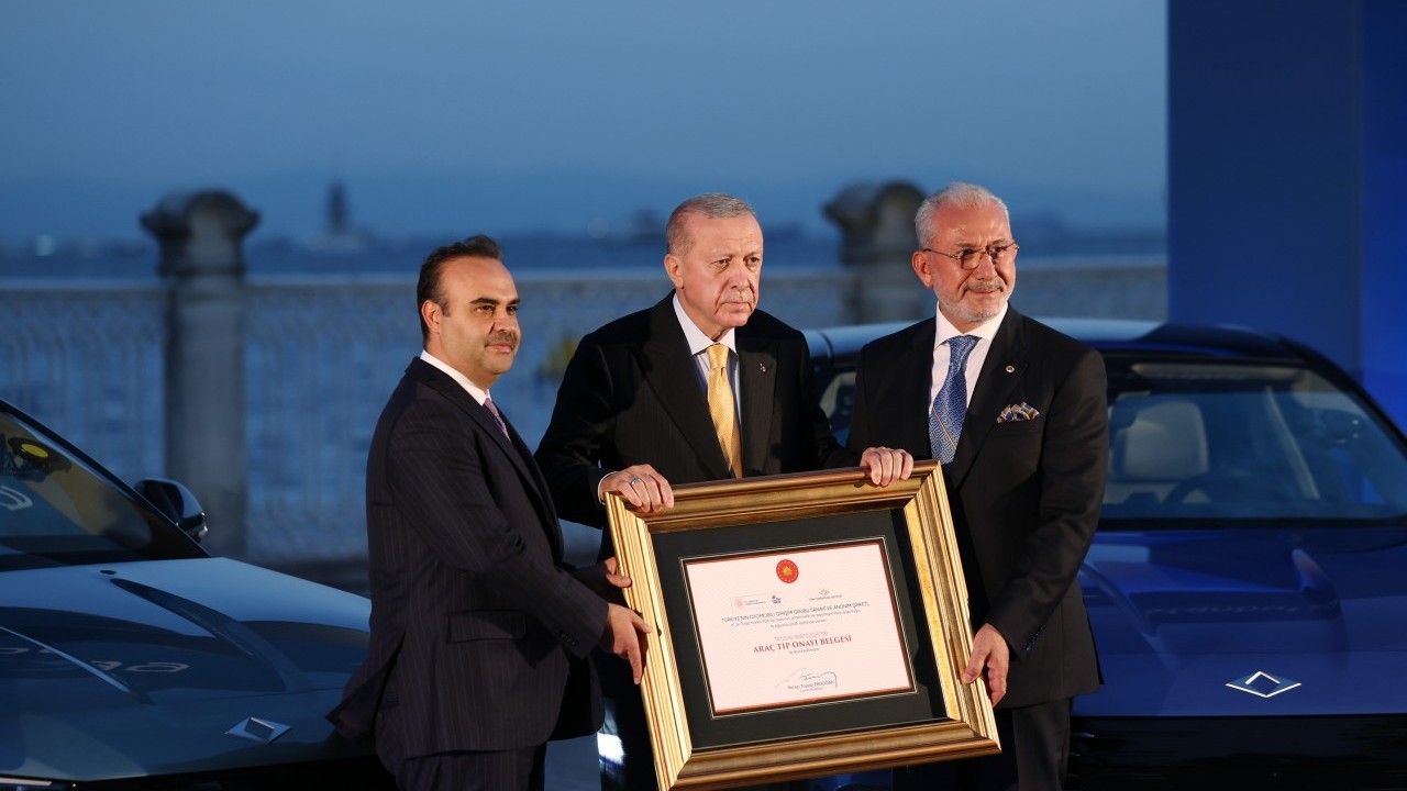 Foto - Bakan Kacır'dan Togg'a ilişkin paylaşım: Şimdi yeni bir sayfa açıyoruz! Cumhurbaşkanı Erdoğan'a T10F'nin ilk teslimatı yapıldı