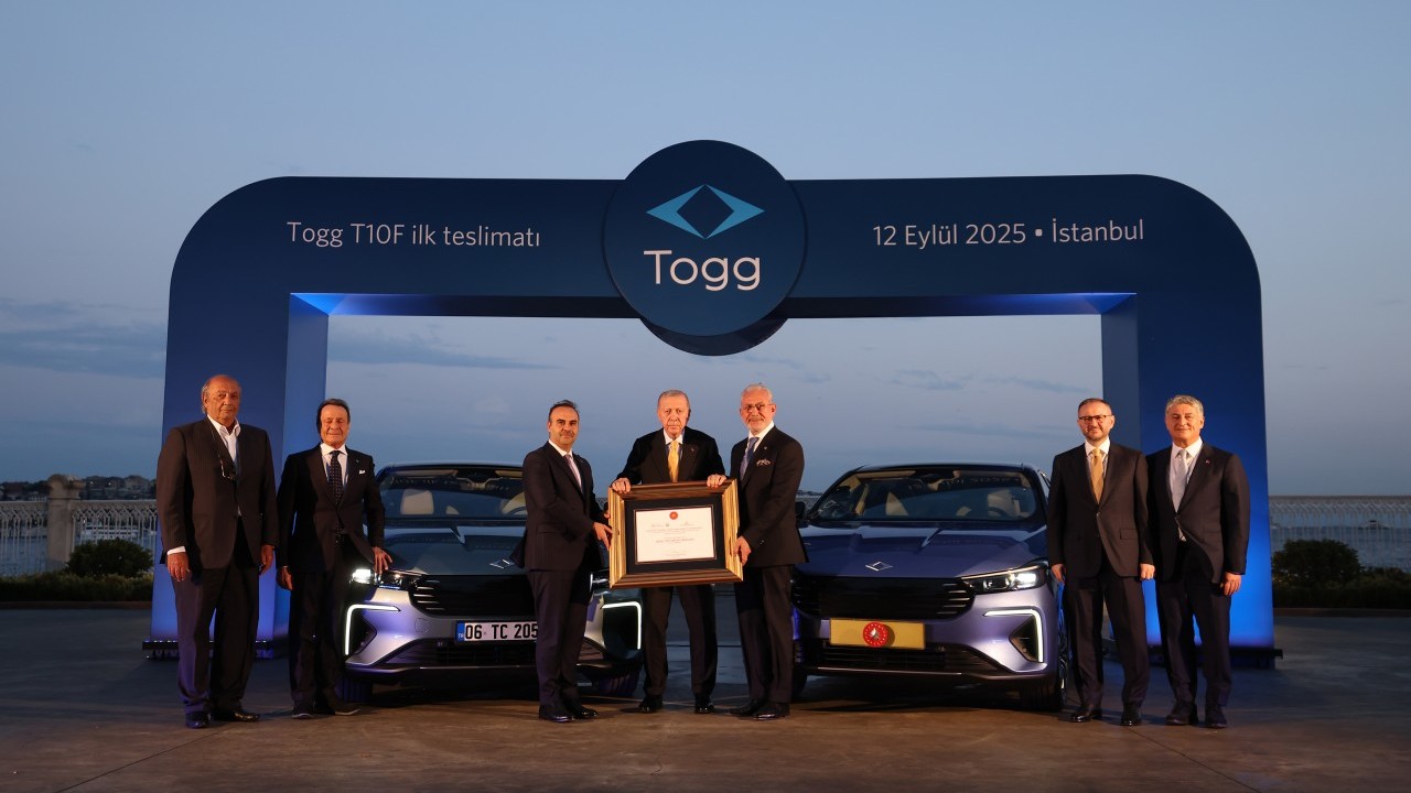 Foto - Bakan Kacır'dan Togg'a ilişkin paylaşım: Şimdi yeni bir sayfa açıyoruz! Cumhurbaşkanı Erdoğan'a T10F'nin ilk teslimatı yapıldı