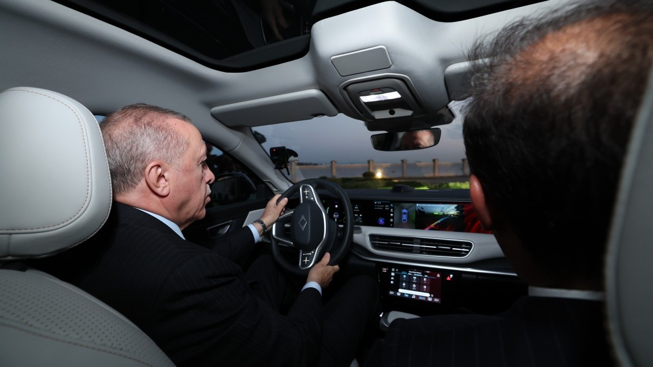 Foto - Bakan Kacır'dan Togg'a ilişkin paylaşım: Şimdi yeni bir sayfa açıyoruz! Cumhurbaşkanı Erdoğan'a T10F'nin ilk teslimatı yapıldı