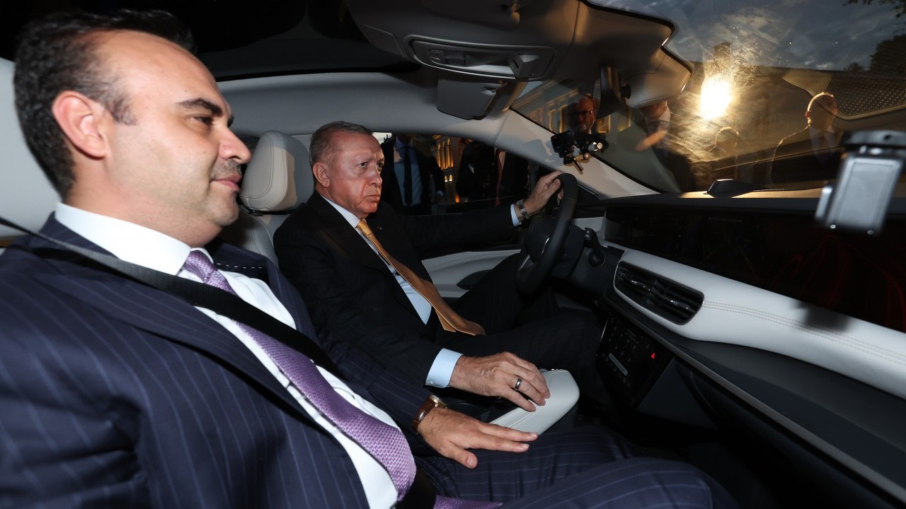 Foto - Bakan Kacır'dan Togg'a ilişkin paylaşım: Şimdi yeni bir sayfa açıyoruz! Cumhurbaşkanı Erdoğan'a T10F'nin ilk teslimatı yapıldı